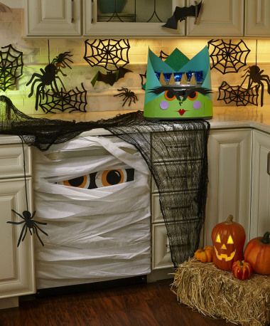 Kitchen Ideas Halloween, Halloween Party Kitchen Decor, Halloween Fridge Decorations, Fridge Halloween Decor, Halloween Kitchen Window Decor, Kitchen Cabinet Halloween Decor, Halloween Kitchen Ideas, Haunted Kitchen Ideas, Kitchen Halloween Decorations