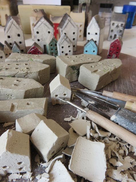 The folk art of Sheena Spacey | Folksy Blog Small Clay Houses, Clay Crafts House, Beginner Clay Sculpting, Cute Art Projects, Primitive Garden Decor, Pottery Houses, Clay Houses, Driftwood Crafts, Pottery Sculpture