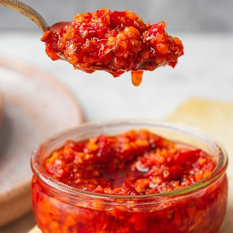 Szechuan Chili Garlic Sauce Recipe Chili Garlic Sauce Recipes, Recipes With Chili Garlic Sauce, Soy Sauce Noodles, Tom Yum Paste, Vegan Sauce Recipes, Vegan Fried Chicken, Chili Garlic Paste, Garlic Sauce Recipe, How To Make Chili