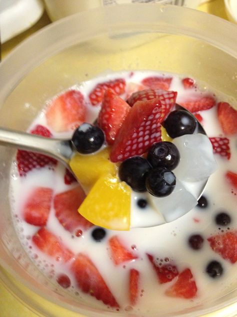 Fruit and jellies in sweetened milk Milk And Fruit, Milk Fruit, Fruit Cereal, Fruit Soup, Summer Smoothies, Fruit Jelly, Fruit Drinks, Strawberry Milk, Homemade Desserts