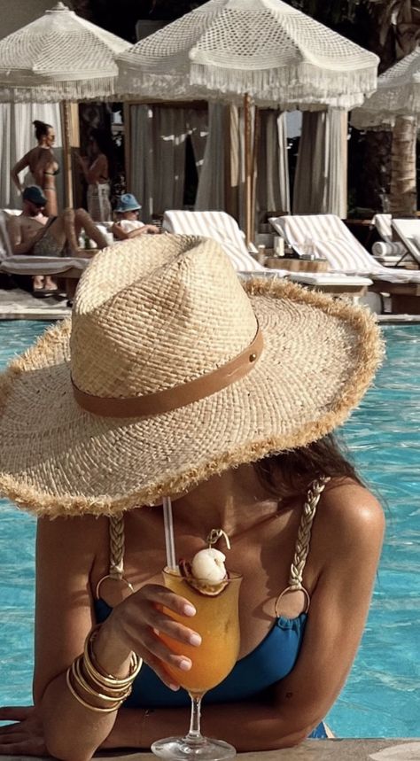 Summer Vacation Picture Ideas, Vacay Pictures, Beach Vacation Pictures, Beach Photo Inspiration, Pool Poses, Vacation Outfits Women, Beach Pictures Poses, Beach Photography Poses, Photography Posing Guide