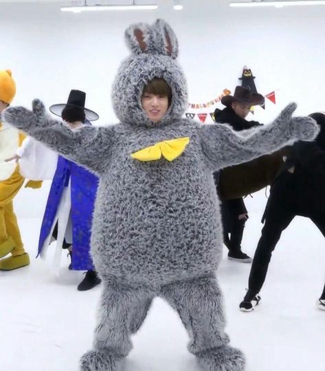 Jungkook's favorite Halloween costume was the bunny, I'm-pic.twitter.com/axzlcnkL4H Bts Halloween Costumes, Jungkook Bunny, Bts Halloween, Cocoppa Wallpaper, Bunny Suit, Bunny Costume, Bts Meme, Funny Costumes, Jungkook Abs