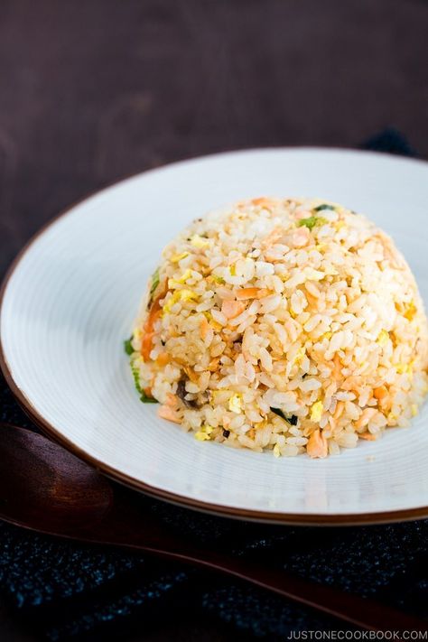 With just a handful of ingredients – leftover rice, salted salmon, eggs and scallions, you can cook up this delicious one-pan Salmon Fried Rice. Plenty of flavor to a meal in under 30 minutes. #salmon #friedrice | Easy Japanese Recipes at JustOneCookbook.com Yakimeshi Recipe, Salted Salmon, Salmon Fried, Salmon Fried Rice, Japanese Fried Rice, Pan Salmon, Salmon Soy Sauce, Making Fried Rice, Poached Salmon