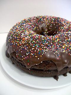 Doughnut Cake Birthday, Cake Donut Recipe Fried, Chocolate Donut Cake, Giant Donut Cake, Donut Bundt Cake, Easy Mini Cake, Cake Mix Donuts Recipe, Fest Decor, Cake Doughnuts Recipe