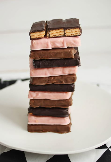 Homemade Kit Kat Bars Sugar Wafers, Homemade Candy Bars, Kit Kat Bars, Homemade Candies, Awesome Food, Kit Kat, Candy Recipes, Sweets Treats, Bars Recipes