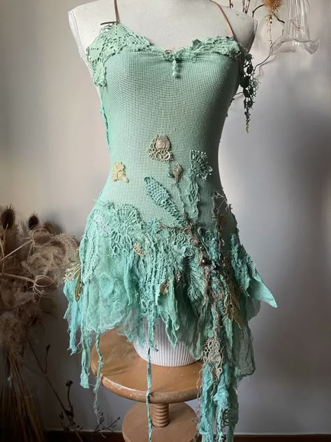 Mermaid Aesthetic Fashion, Mermaid Costume Inspiration, Water Inspired Clothes, Mermaid Green Aesthetic, Ocean Theme Fashion Show, Underwater Theme Party Outfit, Mermaid Pirate Outfit, Mermaid Fairy Aesthetic, Mermaid Core Top