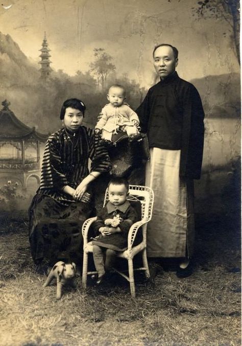 Old Portrait Photography, Costume Exhibition, Chinese Photography, Chinese Family, Interactive Website, Asian Photography, Chinese Costume, Sepia Photography, Chinese History