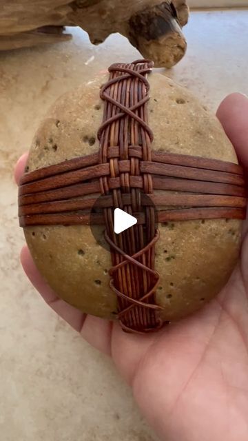 Wrapping Rocks With Hemp, Wrapped Rocks Tutorial, Diy Stone Wrapping, River Stones Crafts, Rock Weaving, Rock Wrapping, Wrapped Rocks, Zen Stones, Stone Pictures Pebble Art