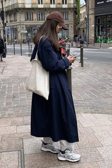 Navy Trench Coat Outfit, Navy Blue Trench Coat, Trench Outfit, Navy Trench Coat, Fashion City, Trench Coat Outfit, Cream Trousers, Blue Trench Coat, Coat Outfits