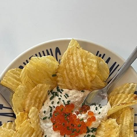 Fishwife on Instagram: "SMOKED TROUT DIP WITH SALMON ROE 🥣 🧡!!! recipe adapted from @mollybaz below 💃, whip it up this weekend for nye 🪩!! ingredients: - 1/2 lemon 🍋 - 1/2 bunch chives - 1/4 cup sour cream - 1/2 cup mayonnaise - 2 tins of fishwife smoked rainbow trout 🌈 - 2 tbsp salmon roe (optional) - salt + pepper !! 🧂 - potato chippies for serving 🥔 📸 @whatimcookinggtoday" Aesthetic Dishes, Smoked Trout Dip, Spring Dinner Party, Tinned Fish, Simple Snacks, Salmon Roe, Smoked Trout, Spring Dinner, Birthday Dinner Party