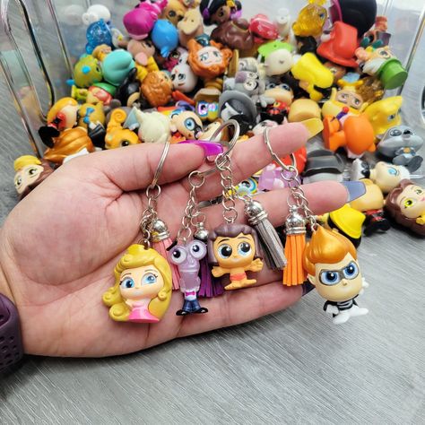 Disney Doorables Keychain, Doorables Disney Display Diy, Disney Princess Diy Crafts, Gifts For Disney Adults, Disney Doorables Keychain Diy, Disney Crafts To Sell, Disney Keychain Diy, Disney Table Decorations, Disney Doorables Crafts