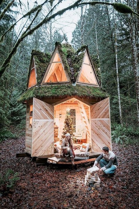 This Tiny Cabin in Washington State Is So Cozy Tree Cabin, Modern Wooden House, Tiny Cabin, Cabin In The Woods, Cozy Feeling, Wood Working For Beginners, Cozy Place, The Building, House In The Woods