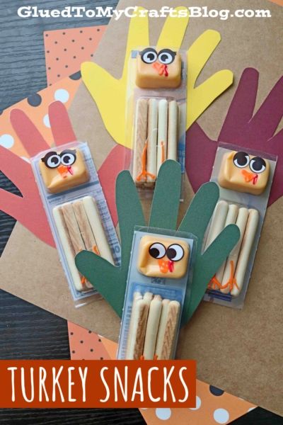 Turkey Snack Craft, Thanksgiving School Snack Ideas, Thanksgiving Treats For Toddler Classroom, Thanksgiving Snacks For Kids Preschool, Thanksgiving School Snacks, School Party Snacks, Turkey Crafts For Kids, Classroom Snacks, Turkey Crafts Kids