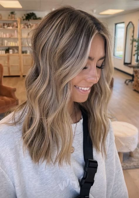 Light Brunette Hair, Rambut Brunette, Summer Blonde Hair, Bronde Hair, Brown Hair Inspo, Brunette Hair With Highlights, 2023 Hair, Dirty Blonde Hair, Brown Hair Balayage