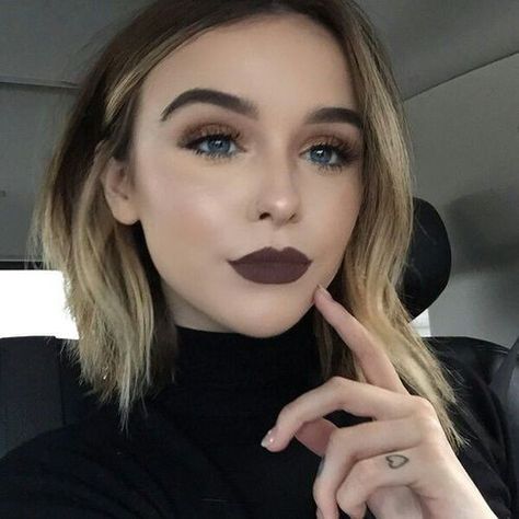 Grunge Eye Makeup, Dark Lip Makeup, Maquillage Yeux Cut Crease, Ash Blonde Balayage, Dark Eyeshadow, Dark Lipstick, Beauty Make-up, Dark Lips, Grunge Makeup