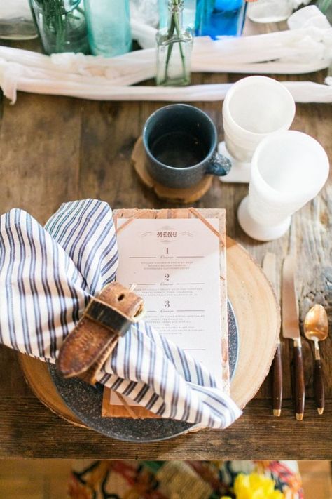 Great place setting idea for a rustic but refined theme. Southwestern Table Decor, Southwestern Table, Wild West Wedding, Western Bridal Showers, Winter Entertaining, Southwestern Wedding, Birthday Men, Wild West Party, Tafel Decor