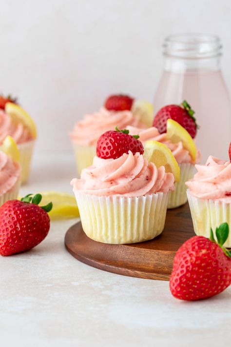 This easy strawberry lemonade cupcakes recipe features moist lemon cupcakes that are topped with strawberry buttercream frosting. Moist Lemon Cupcakes, Fruit Hand Pies, Peach Hand Pies, Strawberry Frosting Recipes, Mini Peach Pies, Strawberry Lemonade Cupcakes, Easy Strawberry Lemonade, Strawberry Buttercream Frosting, Lemonade Cupcakes