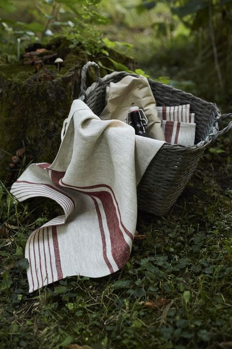 Best linen tea towels for picnic. 100% linen kitchen towels Chaos Moodboard, Napkin Photography, Tea Towels Crafts, Dream Photoshoot, Kitchen Towels Crafts, Presents For Grandma, Linen Hand Towels, Green French, Linen Bath Towels