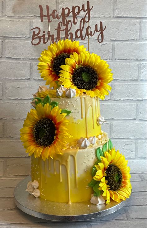 Yellow sunflower drip cake with meringues Sunflower Birthday Cakes, Bday Decoration, Sunflower Cake, Sunflower Birthday, Sunflower Party, Sunflower Baby Showers, Sunflower Hearts, Unicorn Princess, Birthday Cake Card