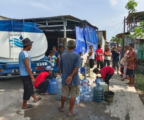 Warga Terdampak Banjir di Salembaran Jaya Kosambi Dapat Bantuan Air Bersih → https://www.onlinepantura.com/2022/09/warga-terdampak-banjir-di-salembaran.html?m=1 Air Bersih, Panama Hat, Collage, Quick Saves, Pins