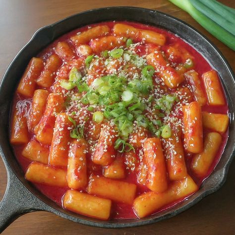 Rose Tteokbokki Recipe - Instacart Tteokbokki Cheese, Cheesy Tteokbokki, Rose Tteokbokki, Buldak Carbonara, Tteokbokki Recipe, Creamy Cheese Sauce, Spicy Rice, Creamy Cheese, Yummy Yummy