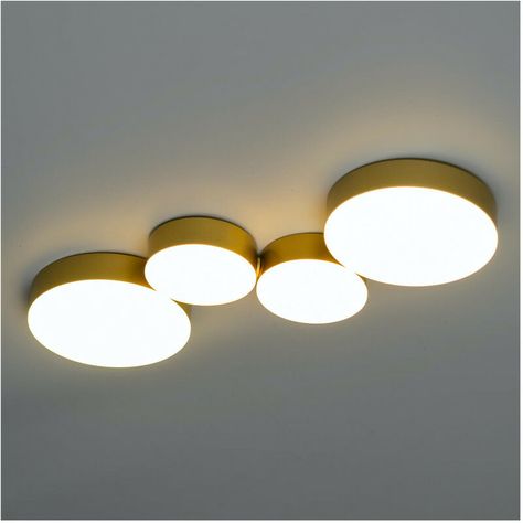 Luminaire > Eclairage d'intérieur > Plafonnier d'intérieur > Plafonnier à spot KOSILUM, Plafonnier LED à spots multiple en métal doré. Skavi mesure 3 cm de hauteur pour 47 cm de longueur. Sa forme ultra design lui permet d'embellir tout type de pièce. Ces quatre jolis spots cylindriques diffusent au total un flux lumineux de 1520 lumens. De quoi éclairer suffisamment une grande pièce ! Ce plafonnier très design est doté de LED intégrées pour un éclairage plus économique et durable dans Gold Ceiling Lamp, Gold Ceiling Light, Modern Led Lighting, Golden Wall, Gold Ceiling, Spot Plafond, Crystal Ceiling Light, Ceiling Light Design, Led Ceiling Lamp