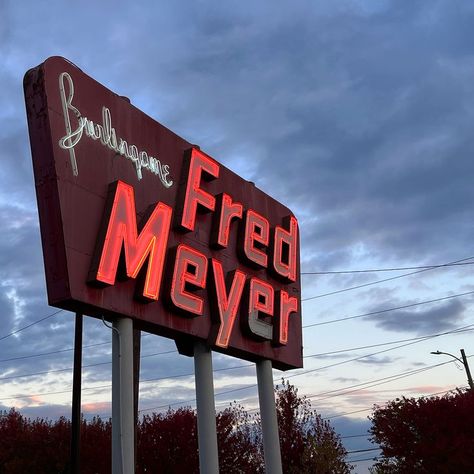 #Kyrie #Oregon #Portland #Burlingame #FredMeyer @Fred_Meyer #Kroger @kroger #BriceDailyPhoto Seattle Trip, Oregon Portland, Fred Meyer, Vintage Signs, Portland, Oregon, Seattle, Neon Signs, Neon