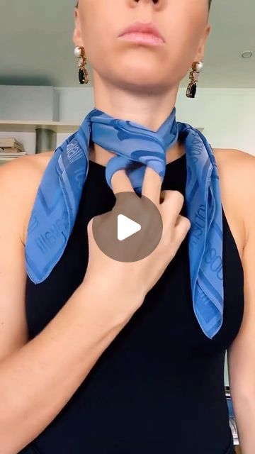 Scarf Wearing Styles, Ways To Tie Scarves, Hiking Outfit Spring, Short Scarves, Scarf Knots, Scarf Trends, Hiking Outfit Women, Ways To Wear A Scarf, How To Wear A Scarf