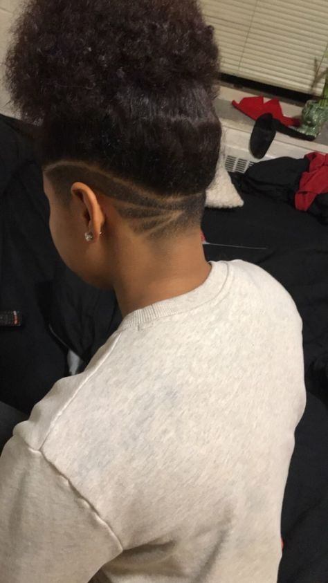 Undercut 3 lines v shaped design. Undercut Natural Hair Long, Undercuts On Black Women, Stud Undercut Long Hair, V Undercut, Undercut Hairstyles Women Black, Natural Hair Undercut, Undercut Black Women, Curly Hair 3c, Undercut Natural Hair