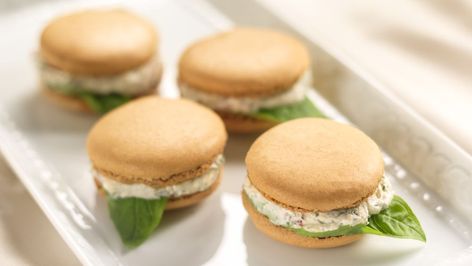 Basil Macarons, Savory Macarons, Springtime Appetizers, Macaron Filling, French Cookies, Free Brochure, Macaroon Recipes, Macaron Recipe, Individual Servings