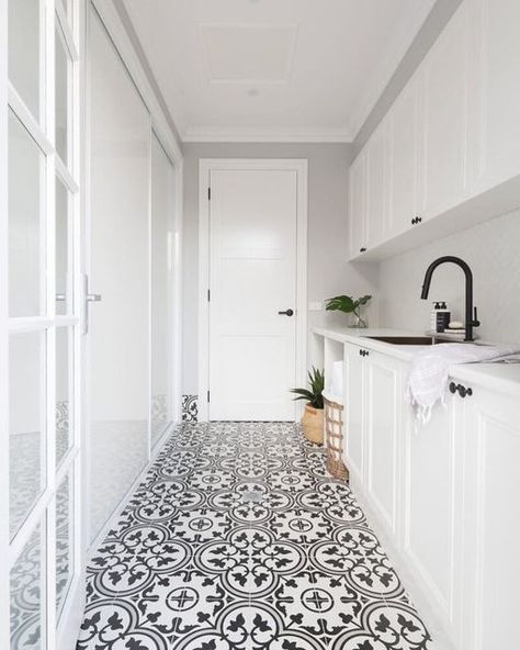 Kirsten • Inspo + our building journey on Instagram: "Crushing on this feature floor tile in the laundry. I’d love to do something like this in grey, I’m usually a fairly conservative person but think if you’re going to be daring with tiles the laundry can be the place to do it as it’s its own room and there’s only one like it in the house. 📷 @studioblackinteriors #laundryinspo #featurefloor #coastalhamptons #coastalhome #hamptonshome #coastalstyle #coastalliving #coastalluxe #moderncoastal # Hamptons Laundry Room Ideas, Hampton Floor Tiles, Hamptons Style Laundry Room, Hampton Style Tiles, Laundry Patterned Floor Tiles, Patterned Laundry Room Floor, Hampton Style Laundry, Laundry Tiles Floor, Queenslander Laundry