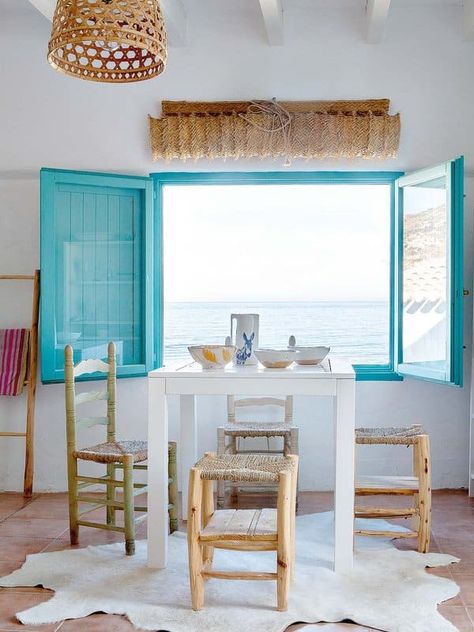 Beach house flooded with light and freshness on the Mediterranean Sea Diy Small Apartment, Beach Home Interiors, Mediterranean Home Interior, Modern Mediterranean Homes, Chic Beach House, Mediterranean Interior, Beach House Interior Design, Mediterranean Style Homes, Interior Design Per La Casa