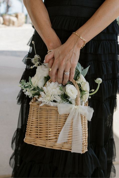 wedding floral basket, bridesmadi basket, flower bouquet 2024 wedding trends Bridal Bouquet Basket, Basket Wedding Bouquet, Bridesmaid Basket Bouquet, Flower Basket Wedding, Blue Brown Wedding, Bridesmaid Baskets, Filipino Wedding, Tuscan Inspired Wedding, Tulip Wedding