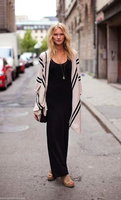 Black Knit Maxi Dress Black Maxi Dress With Cardigan, Simple Long Black Dress, Street Style Stockholm, Black Maxi Dress Outfit, How To Wear Kimono, Look Kimono, Dress With Kimono, Kimono Outfits, Kimono Outfit