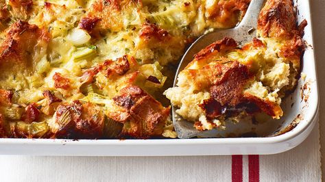 Keep this on file for your Thanksgiving table - Recipe: Ina Garten’s Herb & Apple Bread Pudding Apple Bread Pudding Recipe, Apple Bread Pudding, Apple Stuffing, Thanksgiving Bread, Savory Bread Puddings, Bread Pudding With Apples, Herb Stuffing, Country Bread, Herb Bread