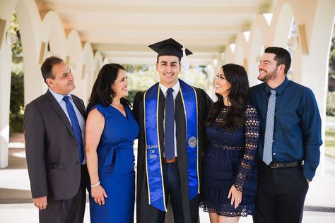 Family Pictures Graduation, Family College Graduation Pictures, Graduation Photography Family, Poses For Graduation Photos With Family, Graduation Picture Poses With Family, Graduation Photography Poses With Family, Graduation Family Outfit Ideas, College Graduation Family Pictures, Graduation Picture With Family