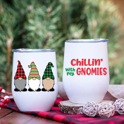 Christmas Koozie, Drinking Sayings, Wine Mixed Drinks, Koozie Ideas, Chillin With My Gnomies, Cricket Crafts, Gnome Tumbler, Bottles Diy, Tumbler Making