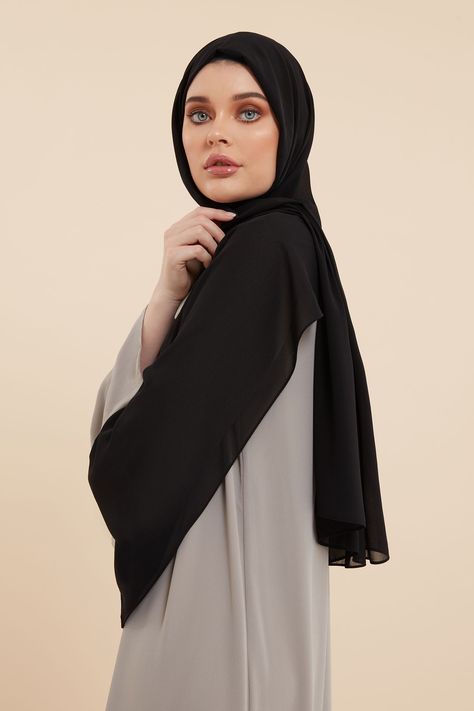 Hijab Poses, Crepe Hijab, Hijab Photo, How To Wear Hijab, Video Hijab, Model Hijab, Hijab Collection, Hijab Niqab