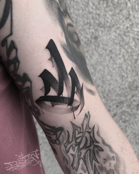 Graffiti Letter Tattoo, Big Lettering Tattoo, Graffiti Crown Tattoo, Graffiti Lettering Tattoo, Graffiti Style Tattoo, Small Lettering Tattoo, Graffiti Tattoo Design, Graffiti Crown, Font Tato