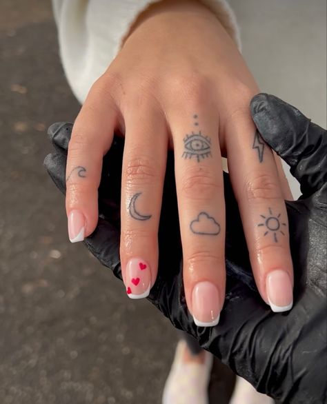 Evil Eye Tattoo Finger, Mn Tattoo, Moon Finger Tattoo, A Moon Tattoo, Heart Finger Tattoo, Finger Tattoos Fade, Heart Tattoo On Finger, Half Sleeve Tattoo Stencils, Finger Tattoos For Couples