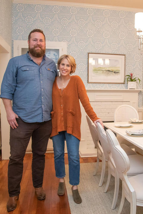 Even though we all can't have Erin Napier styling and decorating our homes, we can learn a lot of tricks and tips for creating a space that instantly feels like home that's full of unique charm just by watching HGTV's Home Town. Home Town Hgtv, Ben Napier, Laurel Mercantile, Erin Napier, Small Terracotta Pots, Short Bobs With Bangs, Decorative Napkins, Homeward Bound, Feels Like Home