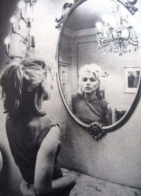 Debby Harry 70s, Debbie Harry 70s, 80s Punk Fashion, Debby Harry, Garage Punk, Deborah Harry, Afrique Art, Blondie Debbie Harry, Mirror Reflection