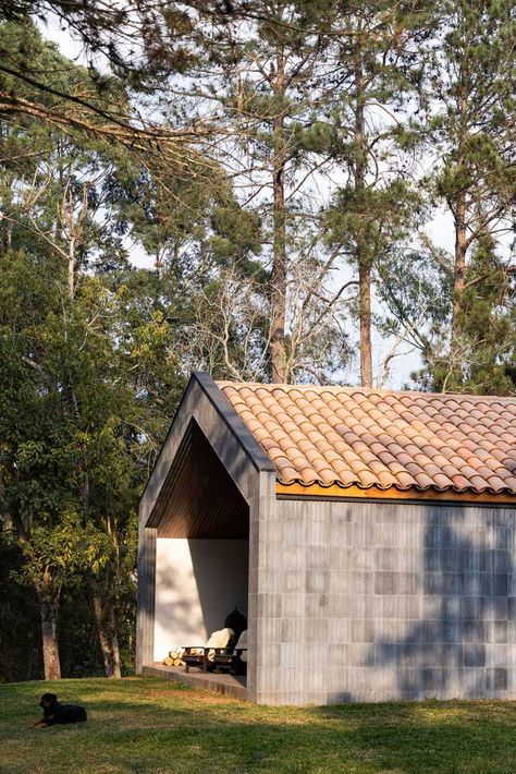 Single Story Marvel with Transparent Facades and Traditional Gable Roofing • 333+ Images • [ArtFacade] Gable Roof Porch, Space And Nature, Gable Roof House, Flat Roof House, Porch Tile, Roof House, Single Story Homes, Brick And Wood, Gable Roof