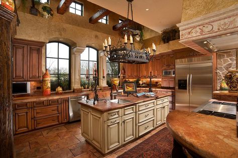 Italian Rustic Kitchen, Traditional Kitchen Decor, Dapur Rustic, Tuscan Kitchen Design, Tuscan Interior, Mediterranean Kitchen Design, Rustic Kitchen Lighting, Model Dapur, Chef Kitchen Decor