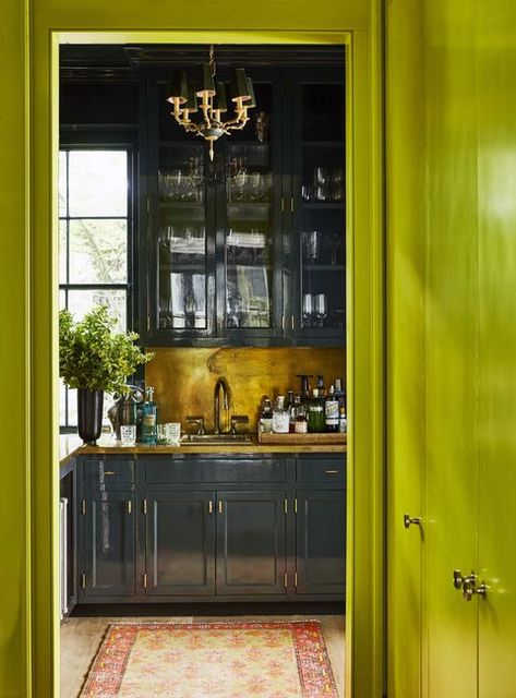 Fine Paints Of Europe, Fresh Living Room, Veranda Magazine, Home Bar Design, Chartreuse Color, Charleston Homes, Yellow Room, Green Walls, Beach House Design