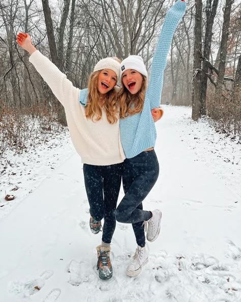 Cute Winter Pics For Instagram, Winter Photos To Recreate, Cute Winter Poses, Winter Photos With Friends, Winter Pictures Friends, Winter Pics To Recreate, Cute Pictures In The Snow, Christmas Pictures To Recreate With Friends, Cute Winter Photos