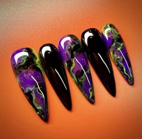 Red Swirl Nails, Classy Halloween Nails, Maleficent Nails, Nails Swirl, Mardi Gras Nails, Black Halloween Nails, Swirl Nails, Holloween Nails, Witch Nails