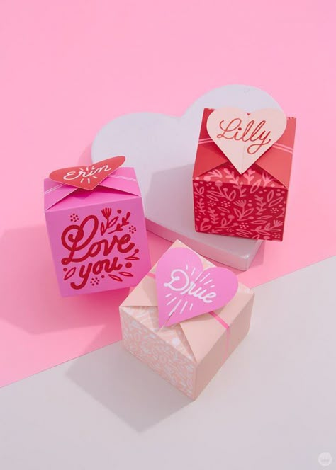 Valentines Gift Box Ideas, Diy Valentines Gift, Small Valentines Gifts, Box Decorations, Winter Entertaining, Valentines Bricolage, Gift Boxes Decoration, Cute Office Supplies, Heart Gift Box