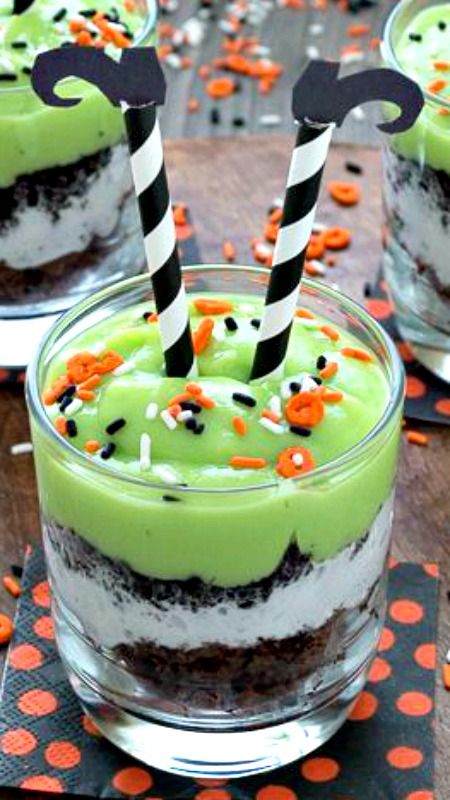 Melted Witch Pudding Parfaits ~ pudding, brownie pieces, whipped cream, and oreos. Top the parfait with easy to make witch’s legs! Witches Halloween Party, Hocus Pocus Party, Halloween Parfait, Pudding Parfait, Halloween Party Snacks, Halloween Food Treats, Halloween Appetizers, Halloween Tags, Halloween Drinks