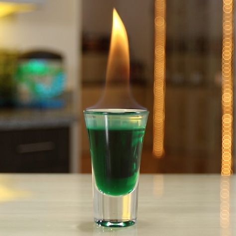 The Flaming Mouthwash is one of sexiest flaming shooters out there. This gorgeous green shot mixes up creme de menthe, blue curacao, and Everclear, and will get you tipsy in about one second flat. Flaming Cocktails, Flaming Shots, Fruity Shots, Birthday Cake Shots, Absinthe Cocktail, Shooter Recipes, Green Shot, Melon Liqueur, Tipsy Bartender